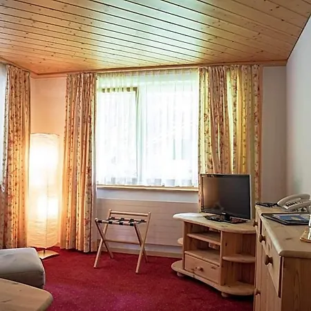 ホテル Typically Swiss Ermitage カンデルシュテッグ