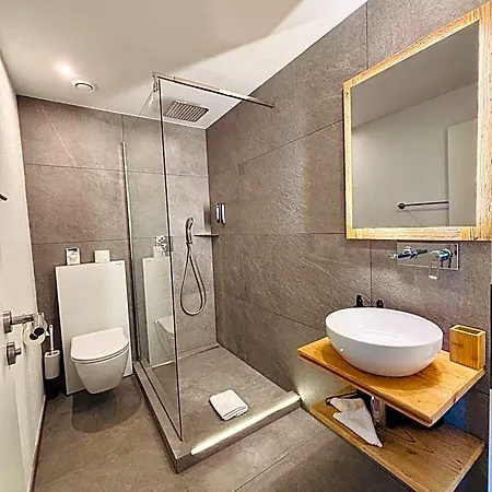 ホテル Typically Swiss Ermitage カンデルシュテッグ